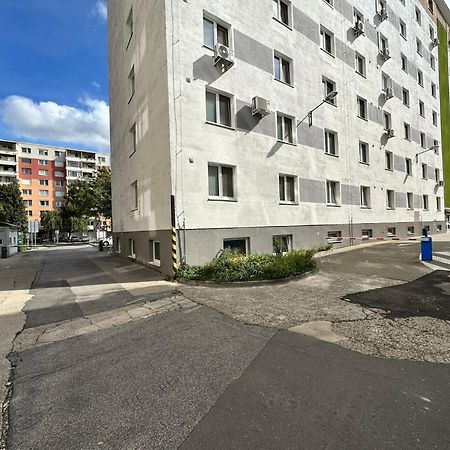 Cozy Studio Apartment In The Wider Center Братислава Екстериор снимка